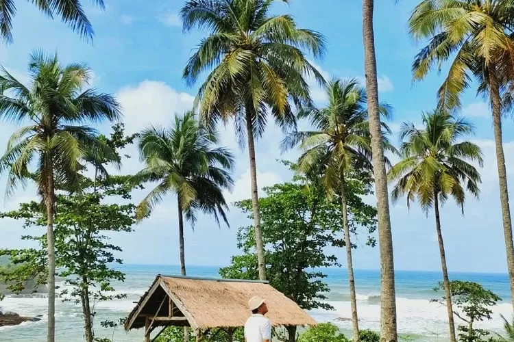 Keindahan Pantai Ujung Genteng dari resort, destinasi wisata pantai di Sukabumi. (Instagram @uncle_garrylommy)
