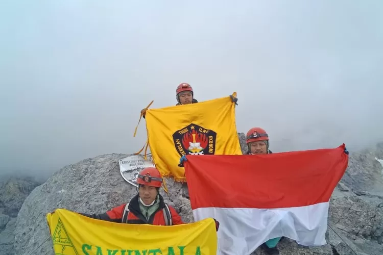 Tim mahasiswa STIE Indonesia Jakarta berhasil menjejakkan kaki di puncak gunung  Carstensz dan mengibarkan  Merah Putih, Kamis (29/9/2022).