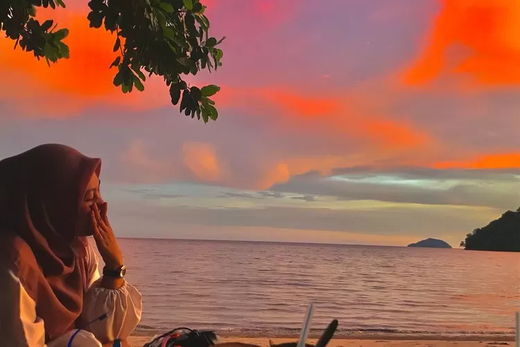 Senja di Pantai Pulau Datok, destinasi wisata alam di Kayong Utara. (Instagram @elly_dayanti)