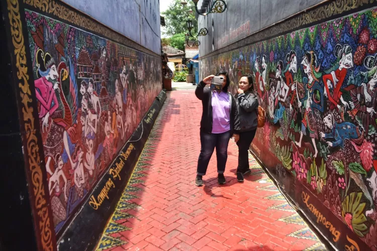 Nina Krisnawati saat berfoto di lorong ikonik Kampung Batik Semarang. Kampung Batik selalu konsisten punya daya tarik. (Ayosemarang.com/ Audrian Firhannusa)