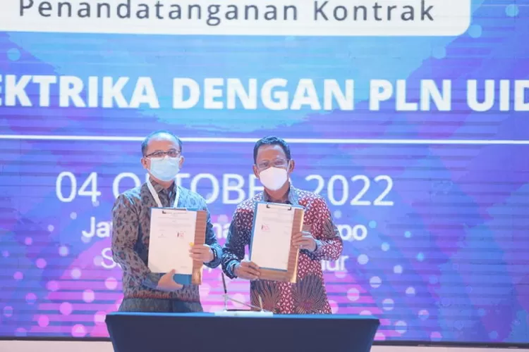 General Manager PLN UID Jawa Timur, Lasiran  dan Direktur Utama PT Rekadaya Elektrika, Jonner MP Pardosi, usai penandatanganan kerja sama.