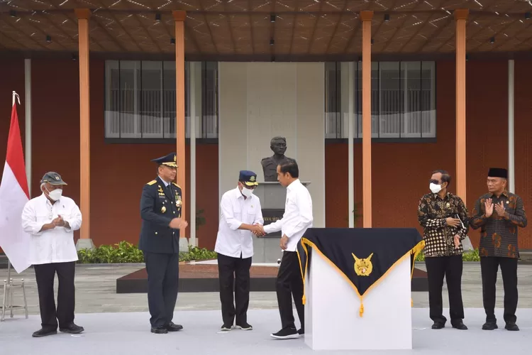Presiden Joko Widodo saat meresmikan Bandara HLP