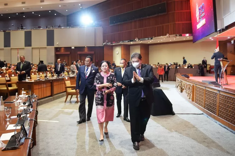 Menko Perekonomian Airlngga Hartarto berjalan beriringan dengan Ketua DPR RI Puan Maharani dalam acara pembukaan The 8th G20 Parliamentary Speakers&rsquo; Summit di Gedung Nusantara II DPR RI, Rabu (5/10/2022). (Kemenko Perekonomian)