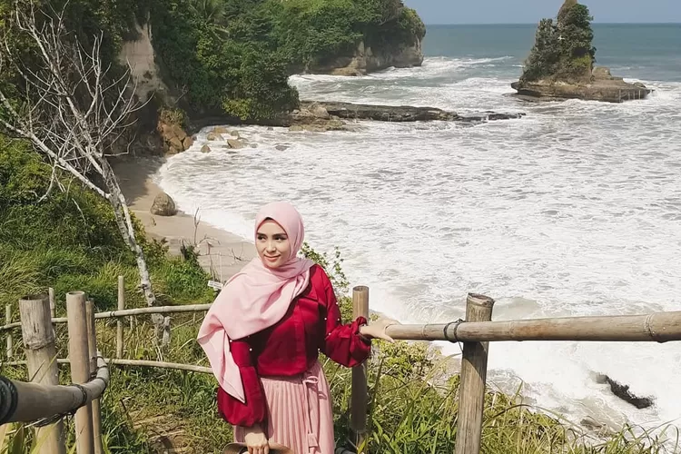 Pantai Karang Gantungan, salah satu destinasi wisata pantai yang cantik di Sukabumi. (Instagram @nina_wati_nsz)
