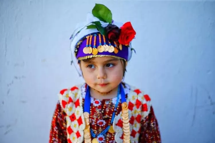 Anak kecil Turki dengan pakaian tradisional turki (Wikipedia )