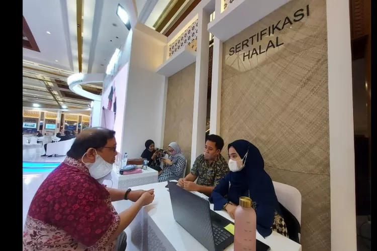 Booth layanan konsultasi sertifikasi halal di ISEF 2022
