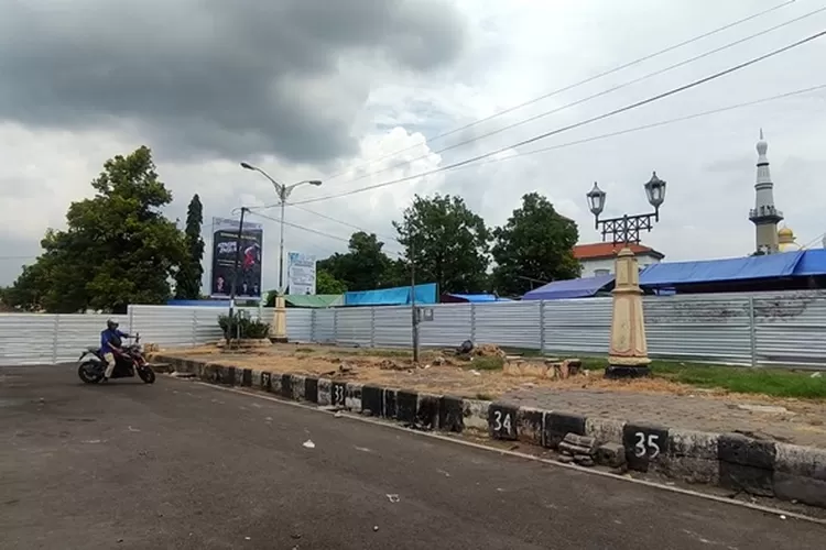Bangunan Balai Desa Kutoharjo yang dibongkar rencananya akan dibangun tempat untuk PKL Pasar Sore Alun alun Kaliwungu.  (edi prayitno/kontributor Kendal)