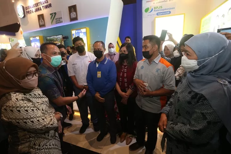  Gubernur Jatim Khofifah Indar Parawansa saat menerima penjelasan dari Depdir Wilayah BPJS Ketenagakerjaan Jawa Timur, Deny Yusyulian, di ajang Jatim Fair 2022