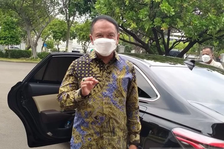 Menteri Pemuda dan Olahraga (Menpora) Zainudin Amali bersiap meninggalkan lingkungan Istana Kepresidenan Jakarta seusai bertemu Presiden Joko Widodo pada Jumat (7/10/2022).  (ANTARA/Gilang Galiartha)