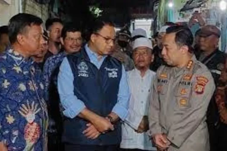 Anies Baswedan mengujungi rumah siswa MTSN 19 korban tembok roboh