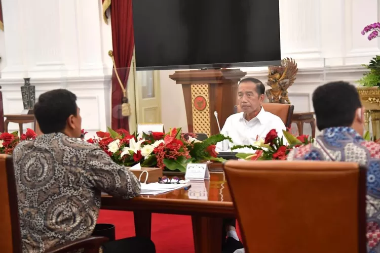 Presiden Joko Widodo didampingi Menteri Sekretaris Negara Pratikno menerima kunjungan Dewan Direksi Badan Penyelenggara Jaminan Sosial (BPJS) Ketenagakerjaan, pada Jumat, 7 Oktober 2022, di Istana Merdeka, Jakarta.