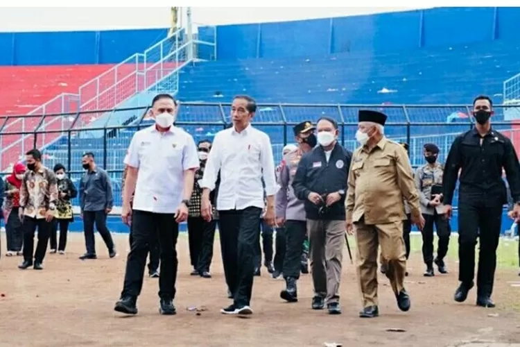 Presiden Jokowi bersama Ibu Iriana meninjau kondisi Stadion Kanjuruhan, Kabupaten Malang, Rabu (5/10/2022).  (BPMI Setpres)
