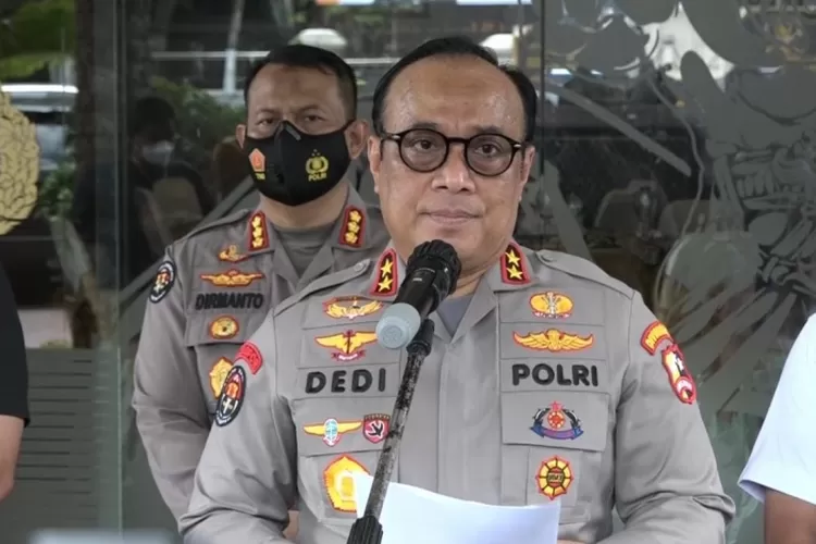 Kadiv Humas Polri Irjen Dedi Prasetyo mengatakan tim investigasi Polri ke Surabaya selidiki kerusuhan di Kanjuruhan. (PMJ News)