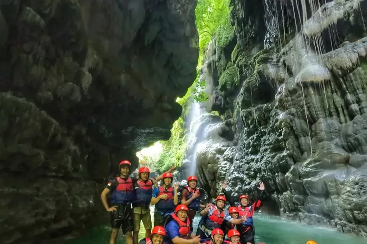  Body rafting di destinasi wisata alam Sungai Citumang Pangandaran. (Instagram @barajabodyrafting)