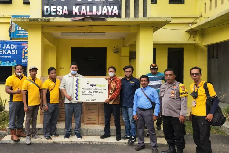 Fajar Paper menyerahkan bantuan 2000 paket sembako ke Desa Kalijaya dan Harjamekar di Kabupaten Bekasi. (FOTO: Humas Fajar Paper).