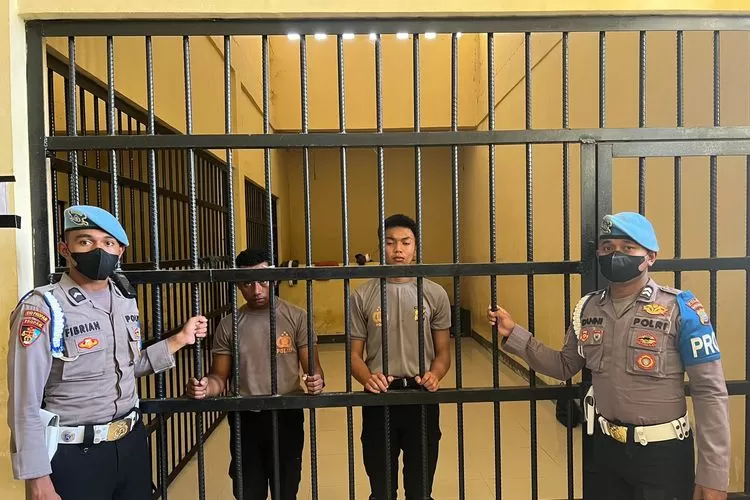 Dua orang polisi di Papua Barat ditahan dan dihukum setelah videonya menjilat kue TNI viral di media sosial.