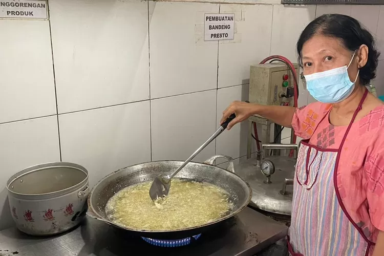 Siti Rochanah, pegiat UMKM di Semarang yang mengelola Ananda Jaya Industri 