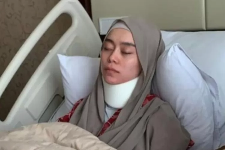 Kondisi Lesti Kejora Saat di RS leher di Gips