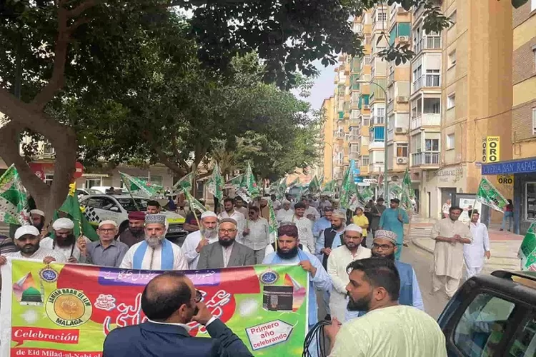 Umat Muslim Pakistan di Malaga, Spanyol, turun ke jalan dalam rangka memperingati Maulid Nabi (Akun Twitter @CasoAislado_Es)