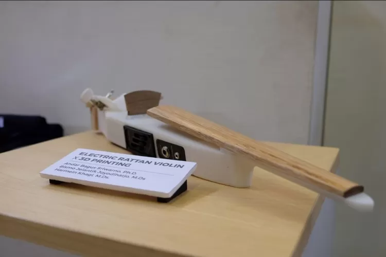Biola Listrik berbahan rotan karya Andar Bagus Sriwarno, PhD  dari ITB