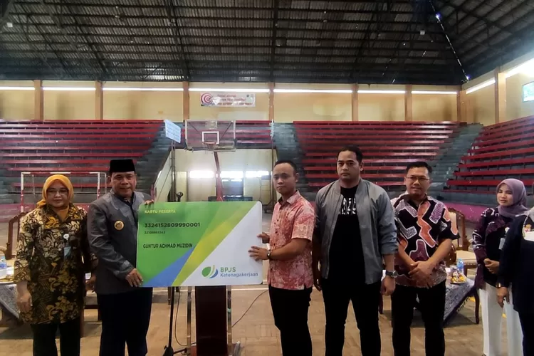 Penyerahan bantuan program BPJS Ketenagakerjaan kepada anggota Linmas se-Kecamatan Kendal. (edi prayitno/kontributor Kendal)