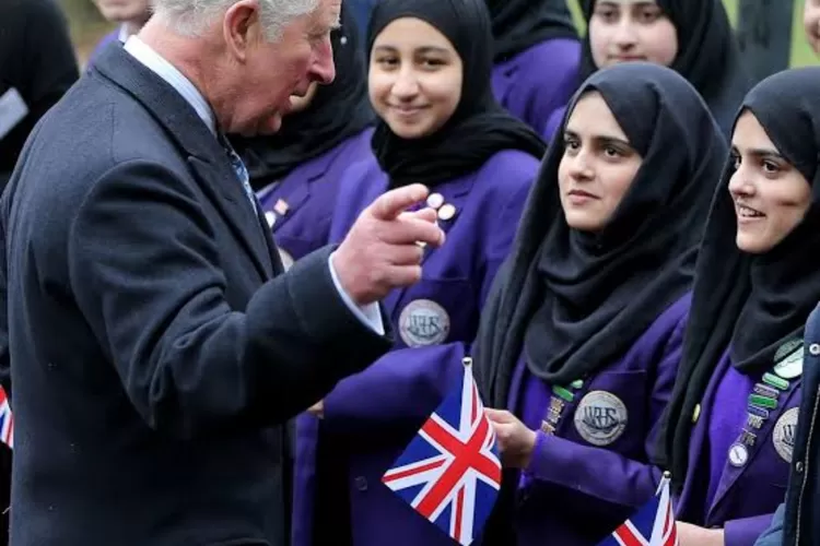 Raja Charles III dengan Siswa Muslim di Inggris (Manchester news)