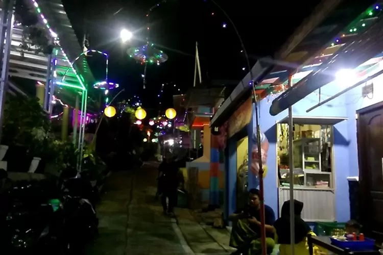 Lampu beraneka warna menghiasi kampung Ragam Warna di Desa Kutoharjo Kaliwungu untuk menyambut Maulud Nabi Muhammad SAW.  (edi prayitno/kontributor Kendal)