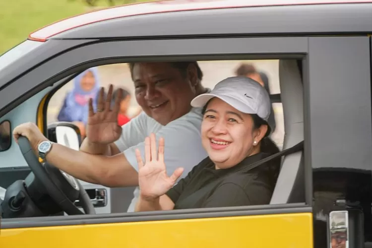 Ketua Umum Partai Golkar Airlangga Hartarto dan Ketua DPP Partai Demokrasi Indonesia Perjuangan (PDIP) Puan Maharani sama-sama tersenyum dalam satu kendaraan di Monas, Jakarta, Sabtu.  (Ist)