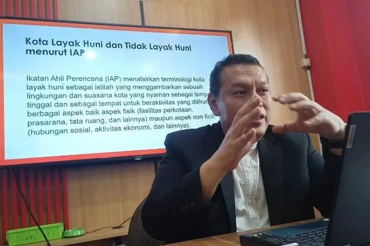 Ketua Fraksi PDIP, Ikravany Hilman soal dugaan diskriminasi di SMAN 2 Depok (Foto: DepokToday.com)