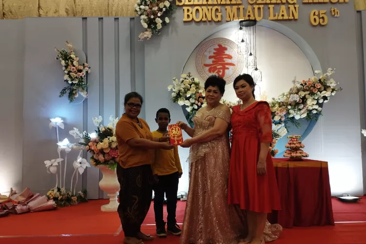 Ny Bong Miau Lan merayakan ulang tahun ke-65. (Foto: dokumentasi  Bong Miau Lan )