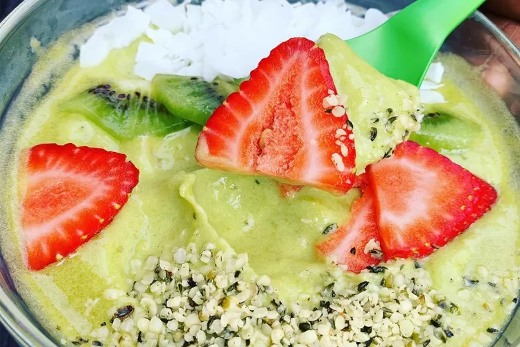 Resep matcha smoothie, salah satu ide cemilan sehat dan simple yang wajib dibuat di rumah (Akun Instagram @theveganicecreamman)