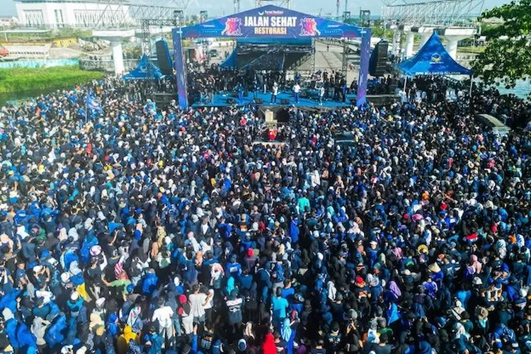 Jalanan Kota Makassar pun membiru saat 120 ribu peserta jalan sehat Nasdem Sulsel dilaksanakan pada Minggu, 9 Oktober 2022 untuk mensosialisasikan Anies Baswedan capres Nasdem.  (nasdem)