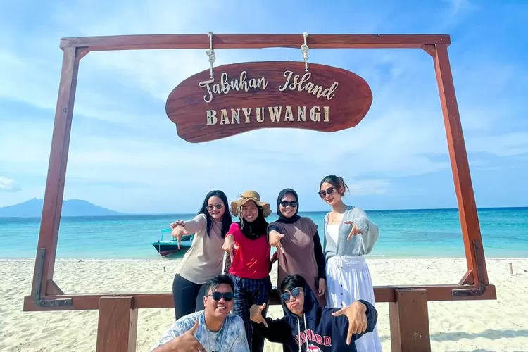 Pulau Tabuhan, salah satu destinasi wisata yang ada di Banyuwangi dijamin akan menjadi tempat healing menyenangkan (Instagram @pulautabuhan.id)