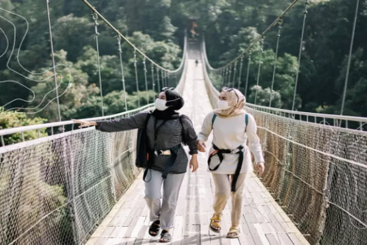 Keindahan Pemandangan di Atas Jembatan Gantung Destinasi Wisata Alam Situ Gunung Suspension Bridge ( Instagram/ @situgunungsuspensionbridge )