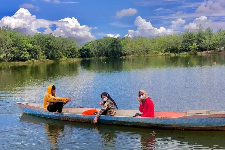 Destinasi wisata alam di Tapin Kalimantan Selatan, Danau Hatiwin. (Instagram @danau_hatiwin)