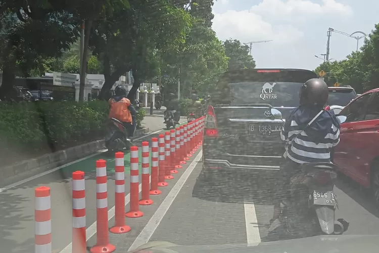 Jalan Salemba Raya tampak sudah dipasang pagar pembatas jalur sepeda