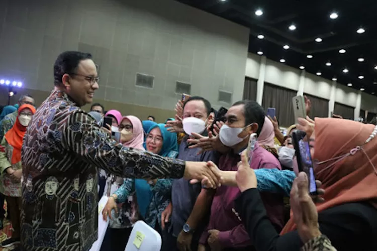 Anies Baswedan Gubernur DKI Jakarta saat melakukan silaturahmi dengan 1976 ketua RT dan RW serta aparat lainnya. Dalam pertemuan ini Anies menyampaikan apresiasi dan rasa terima kasih atas peran mereka membangun Jakarta. (beritajakarta.id)