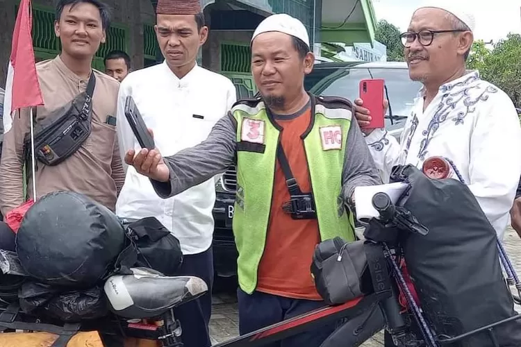 Yunus seorang guru dari Jombang Jawa Timur melakukan perjalanan ke Tanah Suci Makkah dengan naik sepeda. Dia mampir ke Pekanbaru menemui Ustadz Abdul Somad. (Twitter @UAS_AbdulSomad)
