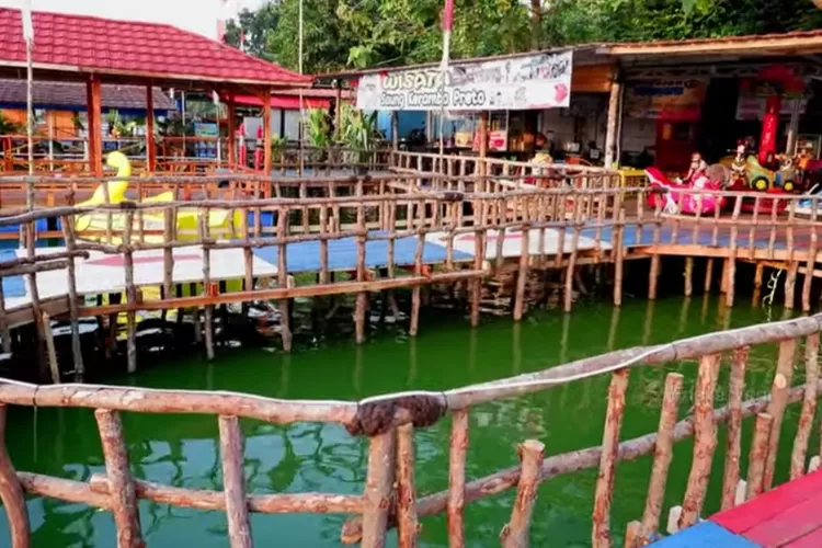 Lokasi wisata saung keramba preto di Tengah Danau (YouTube.com/FriskaYeni)