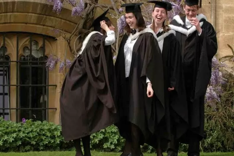 Ilustrasi wisudan wisudwati (Oxford university )