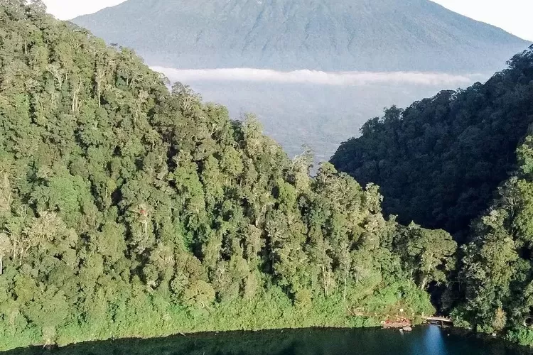 Wisata alam Danau Gunung Tujuh yang dikelilingi oleh tujuh gunung di Provinsi Jambi (Instagram @kkm_danau_gunung_tujuh)
