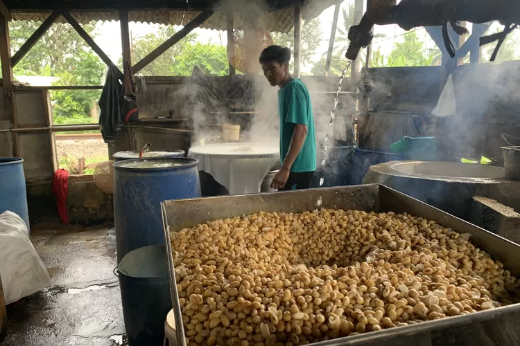 pengrajin tempe (Ayobandung.com/Restu Nugraha)