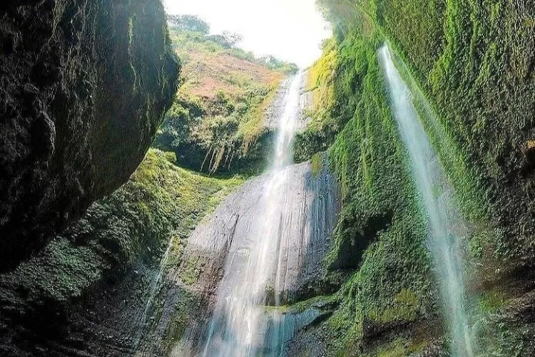 Keindahan yang menakjubkan destinasi wisata alam Air Terjun Madakaripura di Probolinggo Jawa Timur. (Instagram @javascenery)