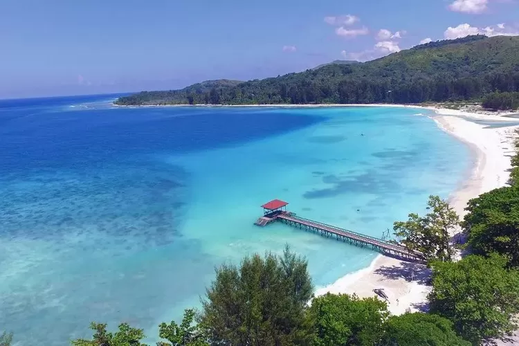 Uniknya fenomena destinasi wisata alam danau cantik di Pantai Jikumerasa Maluku. (Instagram @swissbelhotelambon)