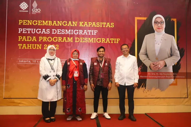 Dirjen Binapenta dan PKK Suhartono (kanan). 
