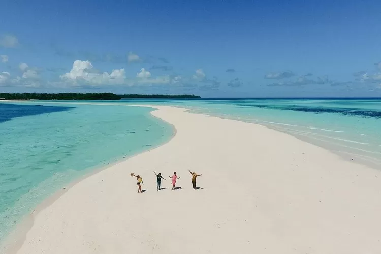 Indonesia punya wisata Pantai Ngurtavur bak Maldives, permata Maluku yang gak kalah indah! (Instagram @ge_aye)