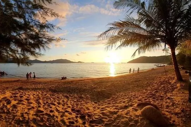 Pantai Carolina, salah satu wisata yang cocok untuk healing di Padang  ini wajib dikunjungi (instagram @ pantaicarolinapadang)