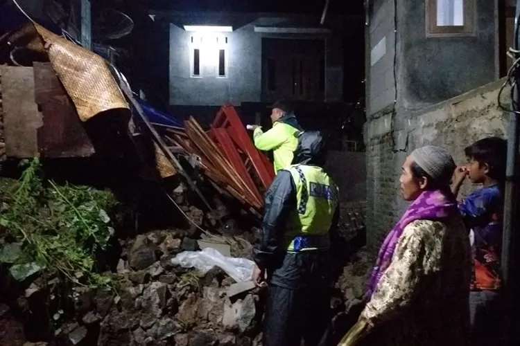 Personel Polsek Rembang mengecek kondisi rumah Bagyo, warga Desa Gunungwuled RT 02 RW 02, Kecamatan Rembang, Kabupaten Purbalingga, yang tertimpa material longsoran pada Senin (10/10/2022) petang.  (ANTARA/HO-Polsek Rembang)