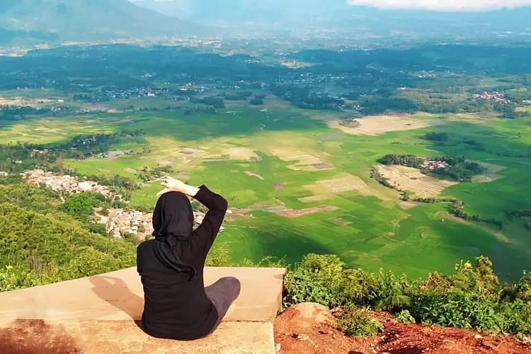 Destinasi Wisata Bukit Haruman Jingga, Surganya Penyuka Paralayang di Garut (Instagram @infoleuwigoong)