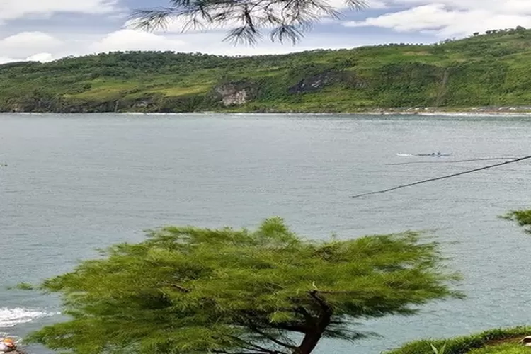 Pantai Menganti, salah satu wisata Pantai cantik di Kebumen yang siap memanjakan para wisatawan (instagram @ mengantikebumen)